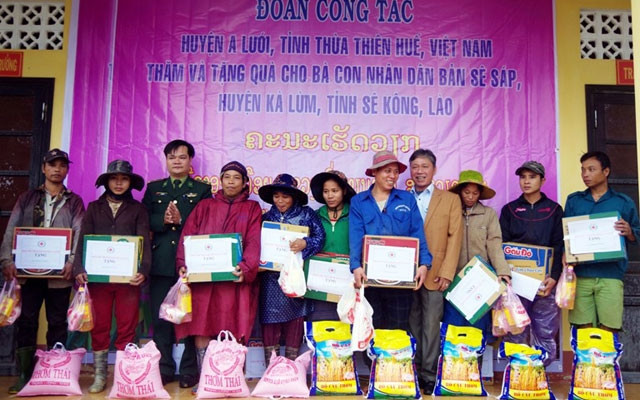 Thua Thien-Hue : des cadeaux offerts à des Laotiens ảnh 1 Thua Thien-Hue : des cadeaux offerts à des Laotiens ảnh 1