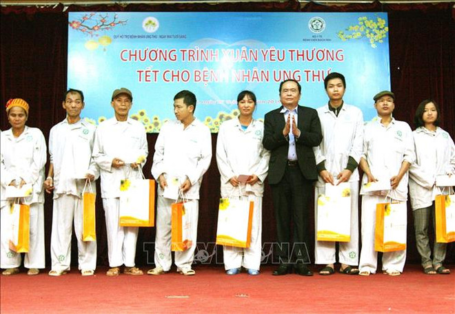 Soutien à des patients cancéreux à faible revenu avant le Têt ảnh 1 Soutien à des patients cancéreux à faible revenu avant le Têt ảnh 1