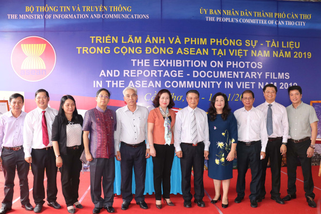 Exposition de photos et de documentaires sur la communauté de l'ASEAN à Can Tho ảnh 1 Exposition de photos et de documentaires sur la communauté de l'ASEAN à Can Tho ảnh 1