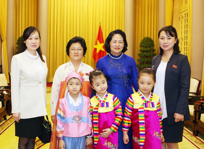 La vice-présidente Dang Thi Ngoc Thinh reçoit une délégation de l’Association d'amitié RPDC-Vietnam ảnh 1 La vice-présidente Dang Thi Ngoc Thinh reçoit une délégation de l’Association d'amitié RPDC-Vietnam ảnh 1