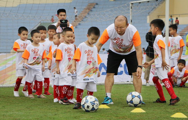 L’entraîneur Park Hang-seo rend visite à des enfants défavorisés à Phu Tho ảnh 1 L’entraîneur Park Hang-seo rend visite à des enfants défavorisés à Phu Tho ảnh 1