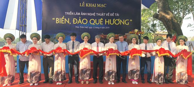 Exposition de photos « La mer et les îles de la Patrie » à Huê ảnh 1