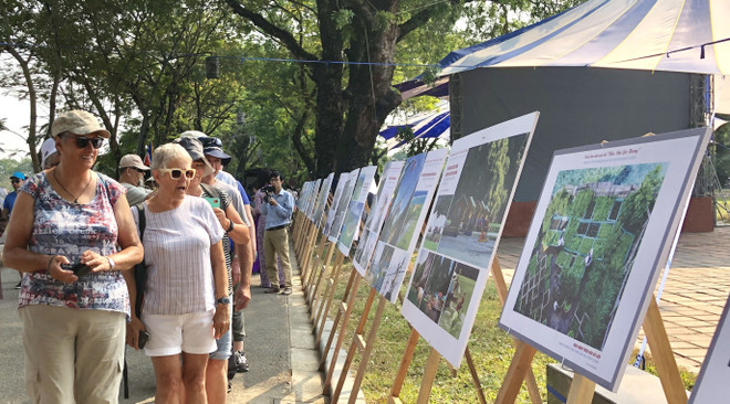 Exposition de photos « La mer et les îles de la Patrie » à Huê ảnh 2