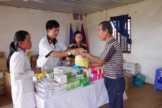 Renforcement de la solidarité entre les forces armées de Dak Nong et la population cambodgienne ảnh 1 Renforcement de la solidarité entre les forces armées de Dak Nong et la population cambodgienne ảnh 1