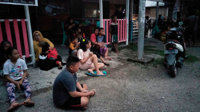 Indonésie : un mort et des centaines d'évacués après un fort séisme ảnh 1