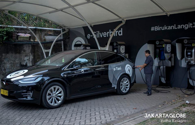 Le plus grand opérateur de taxi indonésien présente sa flotte de taxis électriques ảnh 1