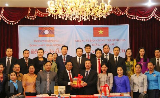 Remise des ouvrages sur la théorie politique du Vietnam au Laos ảnh 1 Remise des ouvrages sur la théorie politique du Vietnam au Laos ảnh 1