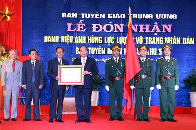 Le PM décore le service de propagande de la 5e zone militaire ảnh 1 Le PM décore le service de propagande de la 5e zone militaire ảnh 1