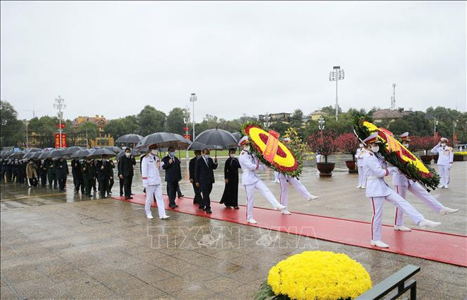 Têt traditionnel : les dirigeants rendent hommage au Président Hô Chi Minh ảnh 2 Têt traditionnel : les dirigeants rendent hommage au Président Hô Chi Minh ảnh 2