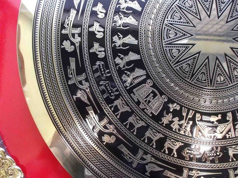 Lecture des gravures sur les tambours de bronze ảnh 1 Lecture des gravures sur les tambours de bronze ảnh 1