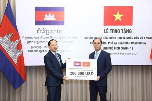 COVID-19 : assistance vietnamienne de 200.000 dollars au Cambodge ảnh 1 COVID-19 : assistance vietnamienne de 200.000 dollars au Cambodge ảnh 1