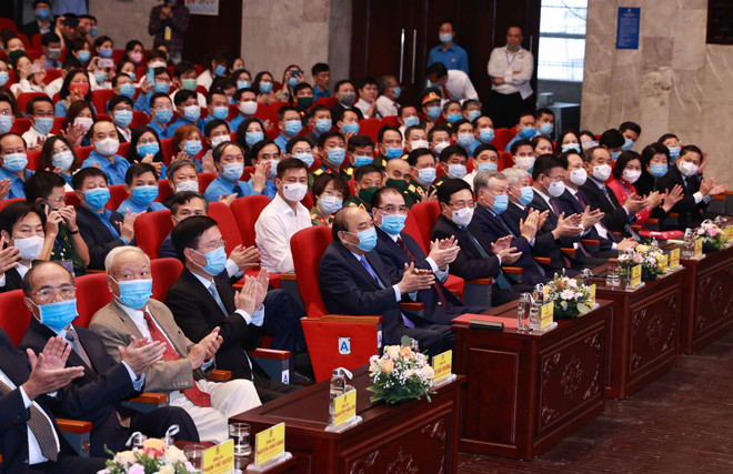 Le président Nguyen Xuan Phuc apprécie le rôle des ouvriers ảnh 2 Le président Nguyen Xuan Phuc apprécie le rôle des ouvriers ảnh 2