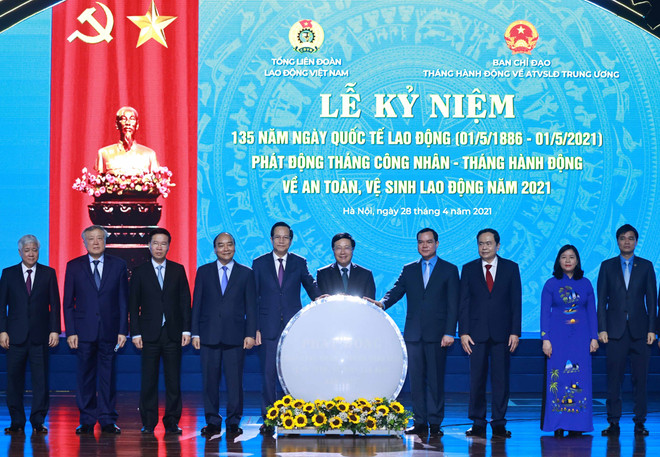Le président Nguyen Xuan Phuc apprécie le rôle des ouvriers ảnh 1 Le président Nguyen Xuan Phuc apprécie le rôle des ouvriers ảnh 1