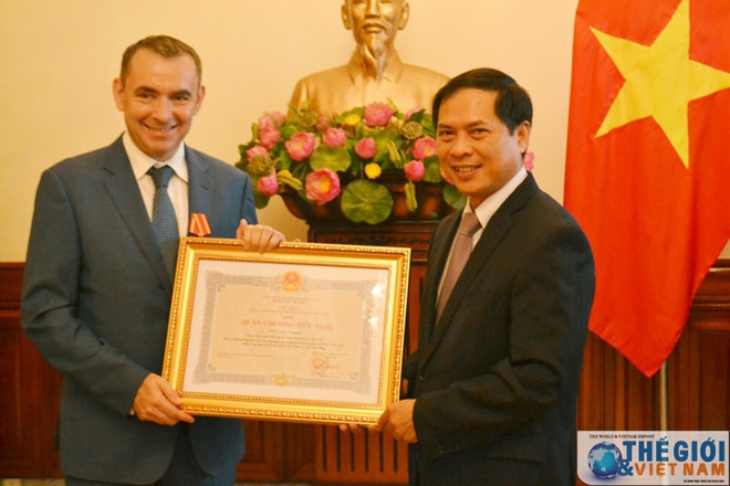 Remise de l’Ordre d’amitié à l’ex-ambassadeur de France au Vietnam ảnh 1 Remise de l’Ordre d’amitié à l’ex-ambassadeur de France au Vietnam ảnh 1