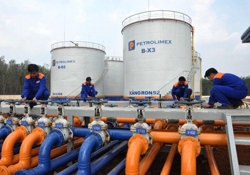 Importation de près de 990.000 tonnes de carburants de R. de Corée en quatre mois ảnh 1