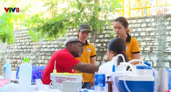 Soins médicaux gratuits en faveur des malentendants de provinces du Centre ảnh 1