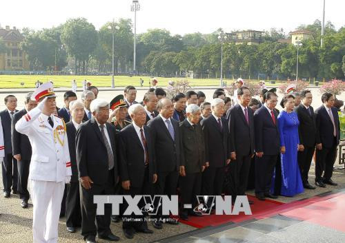 Des dirigeants rendent hommage au Président Ho Chi Minh ảnh 1 Des dirigeants rendent hommage au Président Ho Chi Minh ảnh 1