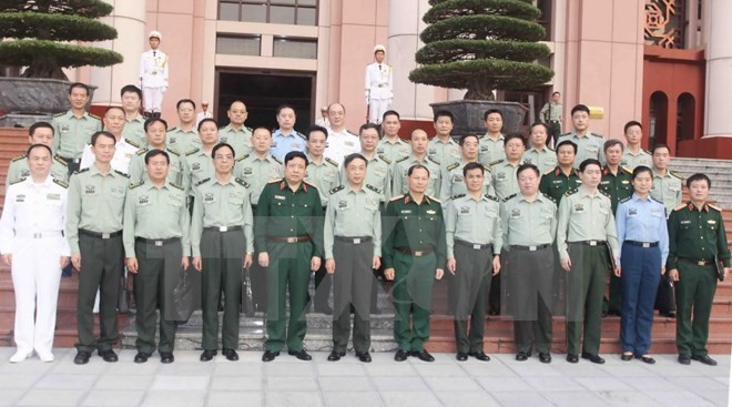 Le ministre de la Défense reçoit une délégation militaire chinoise ảnh 1 Le ministre de la Défense reçoit une délégation militaire chinoise ảnh 1