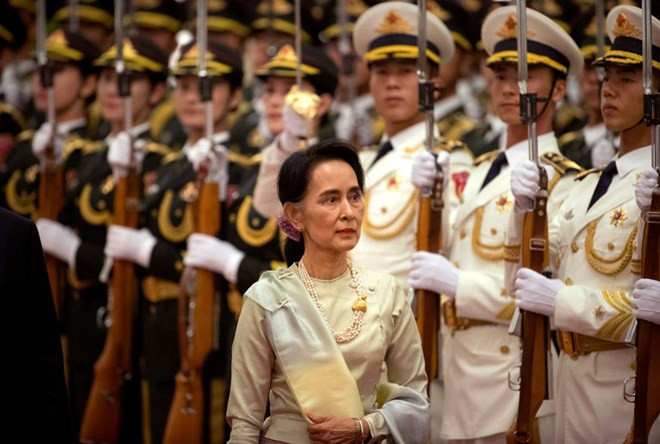 La conseillère d’Etat Aung San Suu Kyi : la paix est le premier objectif du Myanmar ảnh 1