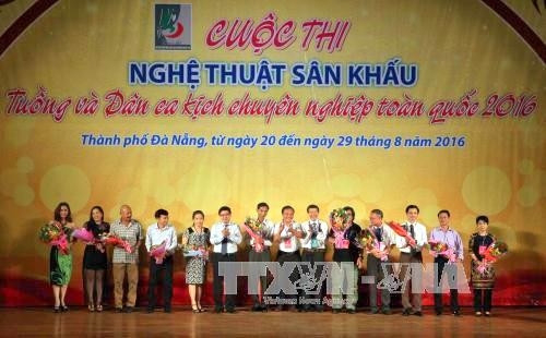 Dà Nang : ouverture du Concours national de tuông et de théâtre populaire 2016 ảnh 1 Dà Nang : ouverture du Concours national de tuông et de théâtre populaire 2016 ảnh 1