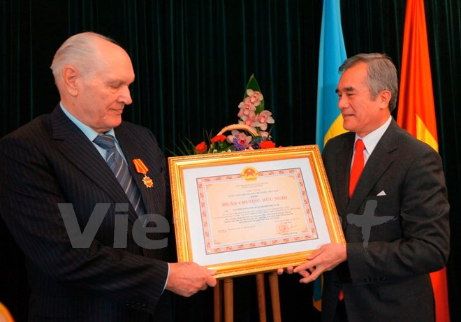 Remise de l’Ordre de l’amitié à un citoyen ukrainien ảnh 1 Remise de l’Ordre de l’amitié à un citoyen ukrainien ảnh 1