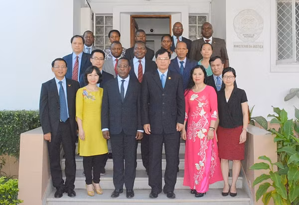 Une délégation du Parquet populaire suprême en visite à Mozambique ảnh 1