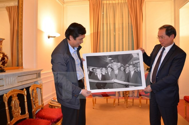 Remise de photos sur le siège de l’ambassade du Vietnam en France ảnh 1 Remise de photos sur le siège de l’ambassade du Vietnam en France ảnh 1