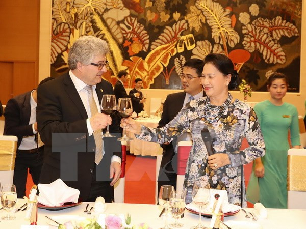 Le président du Conseil des États de la Confédération suisse termine sa visite au Vietnam ảnh 1 Le président du Conseil des États de la Confédération suisse termine sa visite au Vietnam ảnh 1