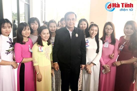 Le Premier ministre thaïlandais rencontre des étudiants vietnamiens ảnh 1 Le Premier ministre thaïlandais rencontre des étudiants vietnamiens ảnh 1