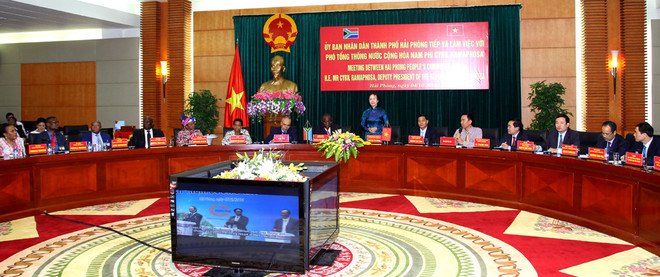 Le vice-président sud-africain rend visite à Hai Phong ảnh 1 Le vice-président sud-africain rend visite à Hai Phong ảnh 1