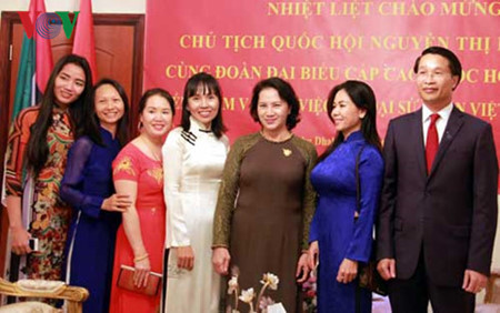 Nguyen Thi Kim Ngan rencontre des Vietnamiens aux Émirats arabes unis ảnh 1 Nguyen Thi Kim Ngan rencontre des Vietnamiens aux Émirats arabes unis ảnh 1