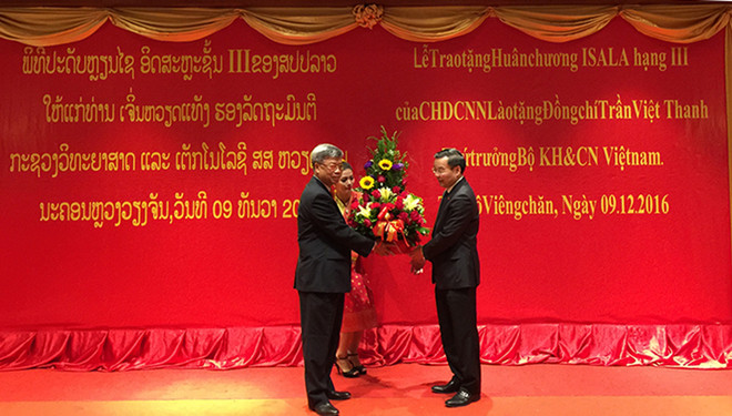 Le Laos décore un vice-ministre des Sciences et Technologies du Vietnam ảnh 1 Le Laos décore un vice-ministre des Sciences et Technologies du Vietnam ảnh 1