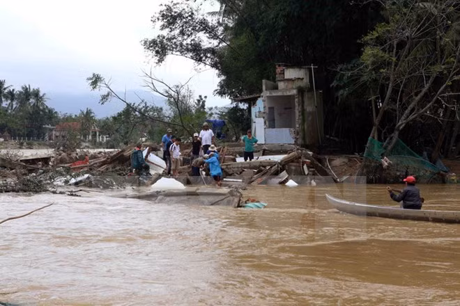 Crues au Centre : 24 morts et près de 800 milliards de dôngs de pertes ảnh 1