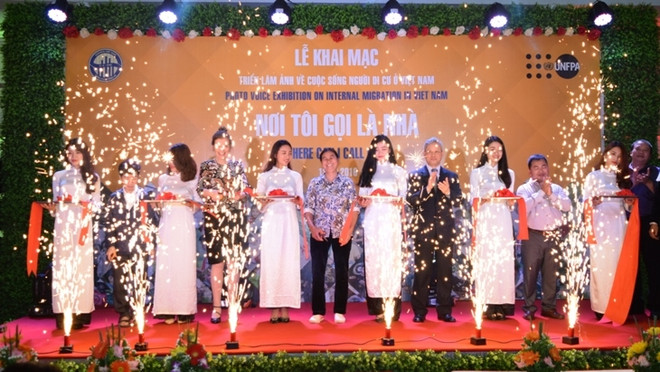 Inauguration de l’exposition photographique «Où puis-je appeler la famille?» ảnh 1 Inauguration de l’exposition photographique «Où puis-je appeler la famille?» ảnh 1