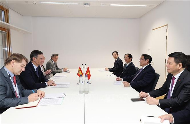 Le Premier ministre vietnamien rencontre son homologue espagnol à Bruxelles ảnh 1 Le Premier ministre vietnamien rencontre son homologue espagnol à Bruxelles ảnh 1