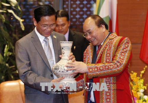 GMS-6 et CLV-10 : le PM Nguyen Xuan Phuc reçoit le vice-président birman ảnh 1 GMS-6 et CLV-10 : le PM Nguyen Xuan Phuc reçoit le vice-président birman ảnh 1