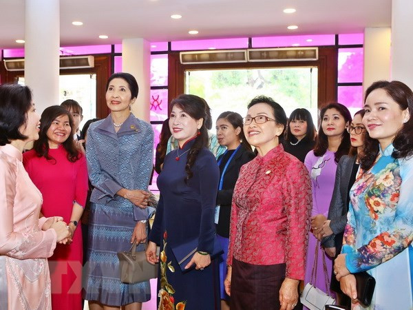 Des épouses de dirigeants de GMS à la découverte de la vie des femmes vietnamiennes ảnh 1 Des épouses de dirigeants de GMS à la découverte de la vie des femmes vietnamiennes ảnh 1