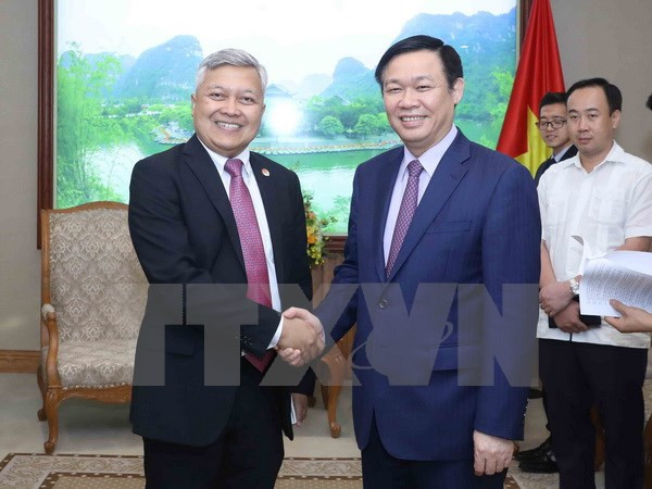Le vice-PM Vuong Dinh Hue rencontre des diplomates étrangers ảnh 1 Le vice-PM Vuong Dinh Hue rencontre des diplomates étrangers ảnh 1