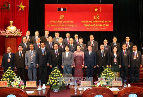 Des dirigeants de 15 provinces laotiennes à l'honneur ảnh 1 Des dirigeants de 15 provinces laotiennes à l'honneur ảnh 1