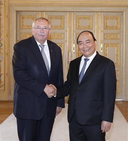 Le PM Nguyen Xuan Phuc rencontre des dirigeants du Land de Hesse ảnh 1 Le PM Nguyen Xuan Phuc rencontre des dirigeants du Land de Hesse ảnh 1