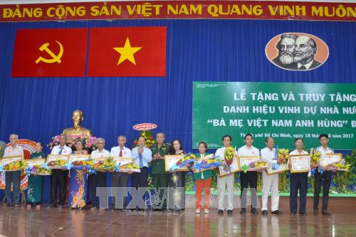 Remise du titre de "Mère héroïne du Vietnam" à des femmes méritantes à HCM-Ville ảnh 1 Remise du titre de "Mère héroïne du Vietnam" à des femmes méritantes à HCM-Ville ảnh 1