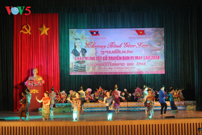 Célébration de la fête Bunpimay pour les élèves et étudiants laotiens à Son La ảnh 1 Célébration de la fête Bunpimay pour les élèves et étudiants laotiens à Son La ảnh 1