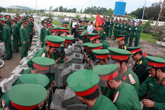 Inhumation des restes de soldats de Kien Giang et de Dong Thap tombés au Cambodge ảnh 1 Inhumation des restes de soldats de Kien Giang et de Dong Thap tombés au Cambodge ảnh 1