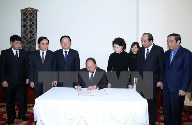 Des dirigeants vietnamiens rendent hommage à l'ancien président de l'AN laotienne Saman Vinhaket ảnh 1