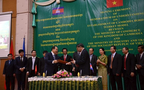 Vietnam et Cambodge signent un mémorandum sur la construction d’un marché frontalier modèle ảnh 1 Vietnam et Cambodge signent un mémorandum sur la construction d’un marché frontalier modèle ảnh 1