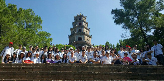 Les jeunes Viêt kiêu visitent deux provinces centrales ảnh 3