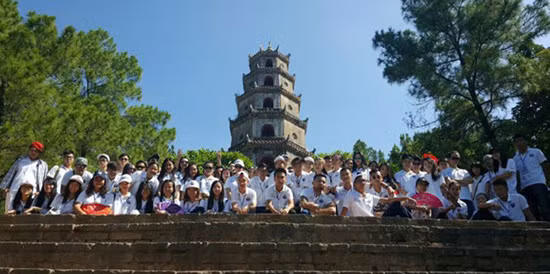 Les jeunes Viêt kiêu visitent deux provinces centrales ảnh 3