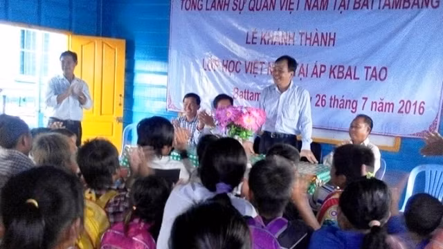 Inauguration d’une école pour les enfants Viêt kiêu au Cambodge ảnh 1