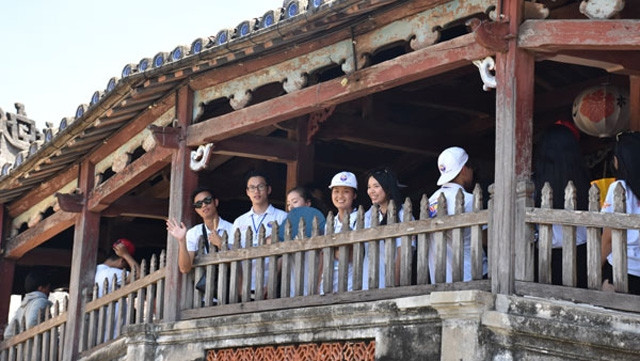 Les jeunes Viêt kiêu visitent deux provinces centrales ảnh 1