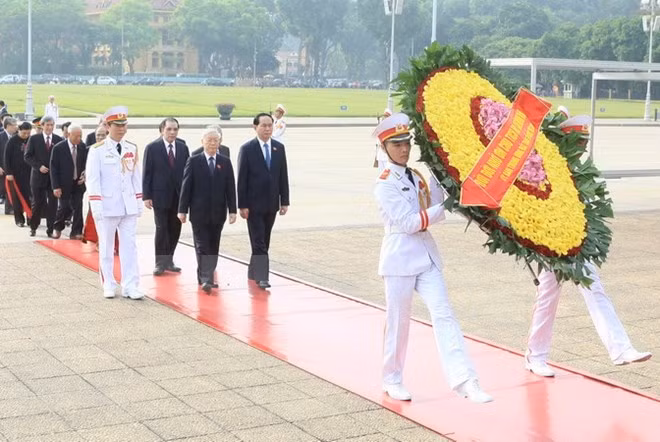 Les dirigeants rendent hommage aux Morts pour la Patrie ảnh 1
